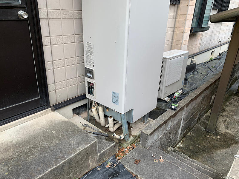 既存エコキュートから配管を外します