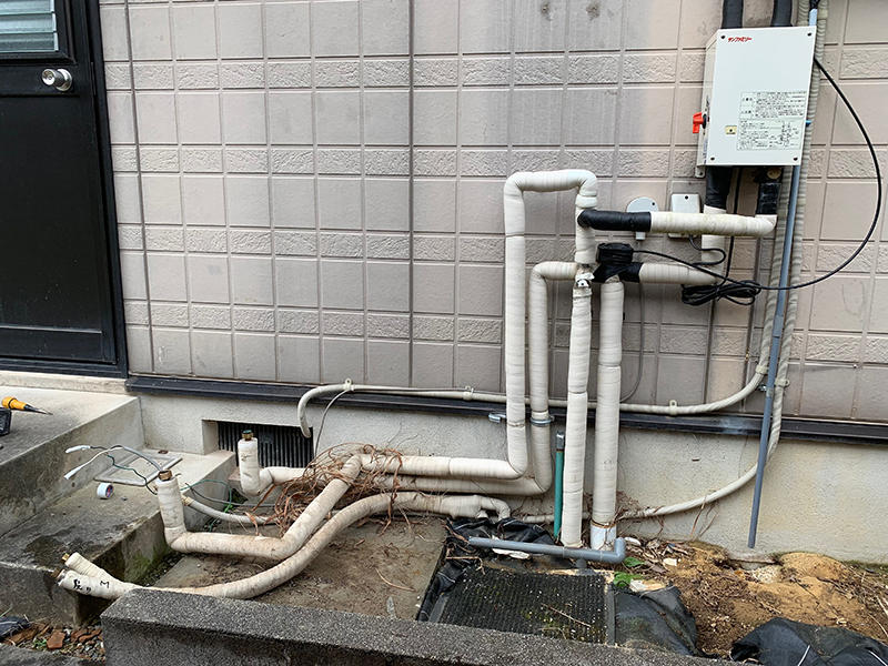 室外機も全て撤去して、新たに配管をやり変えます