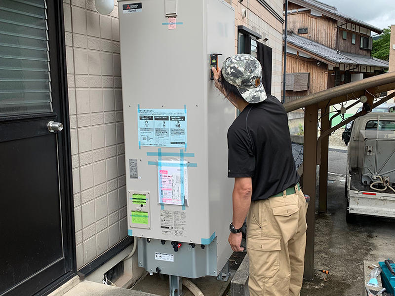 新しいエコキュートを設置します