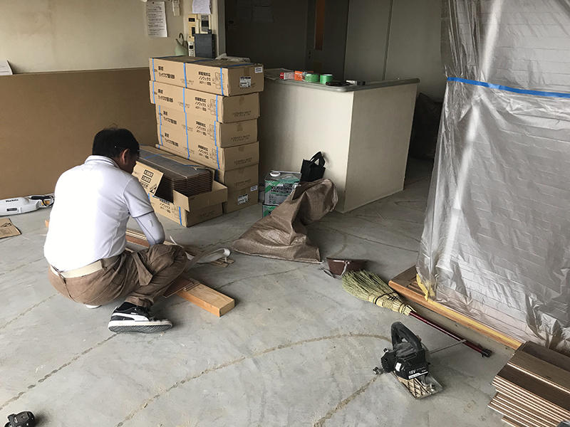 マンションリフォーム施工中 カーペットめくり|滋賀でリフォームするなら匠工房
