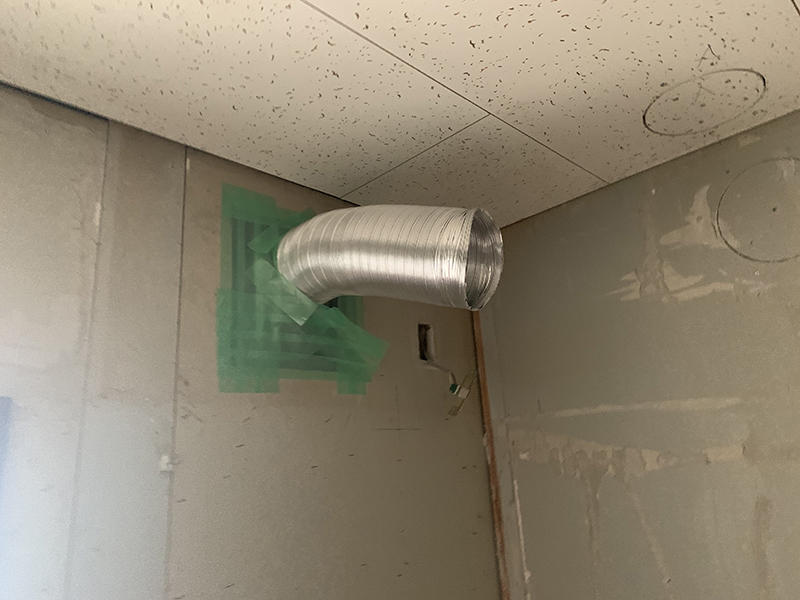キッチンリフォーム施工中　換気ダクトを新設｜滋賀でリフォームするなら匠工房