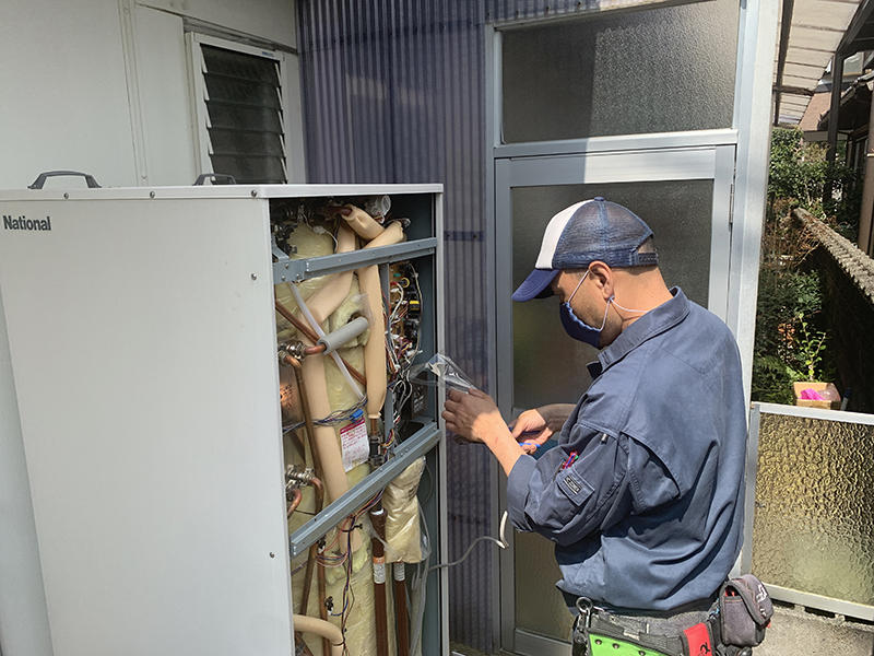 エコキュートリフォーム施工中　エコキュートを撤去｜滋賀でリフォームするなら匠工房