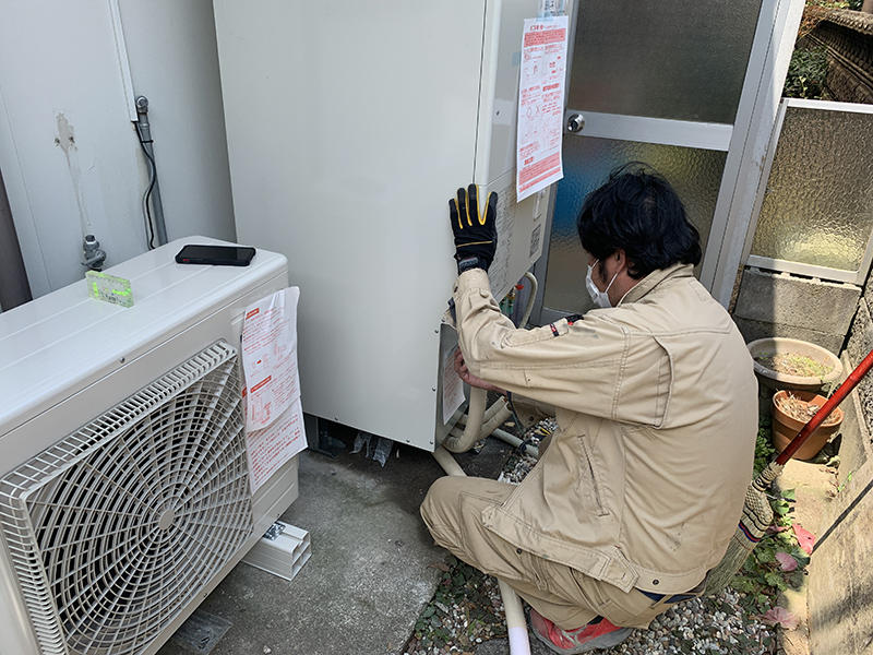 エコキュートリフォーム施工中　新しいエコキュートを設置｜滋賀でリフォームするなら匠工房