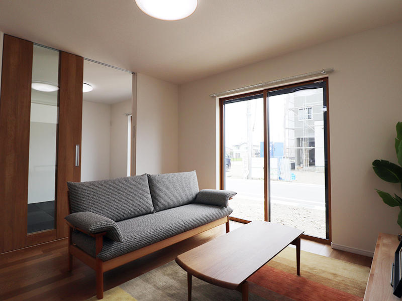 大きな窓のあるリビング空間