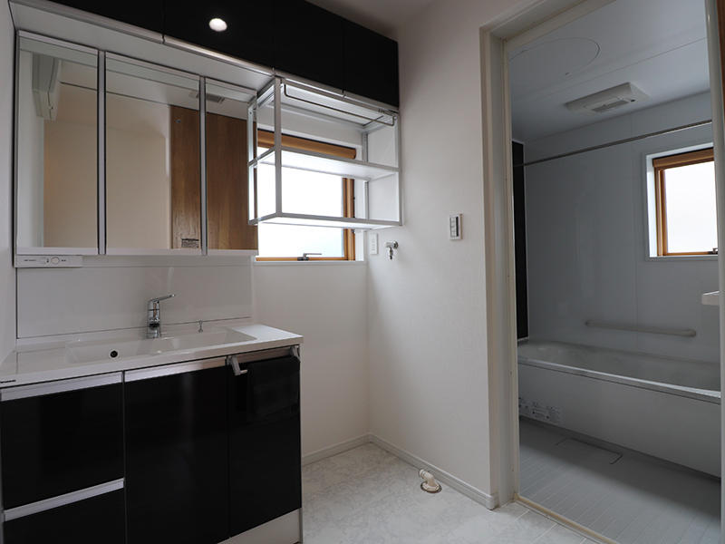 洗面脱衣室　落ち着いた色合い