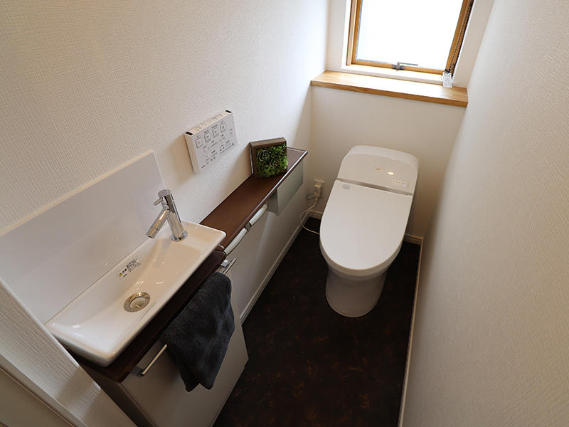 トイレ　カウンター付きのトイレ