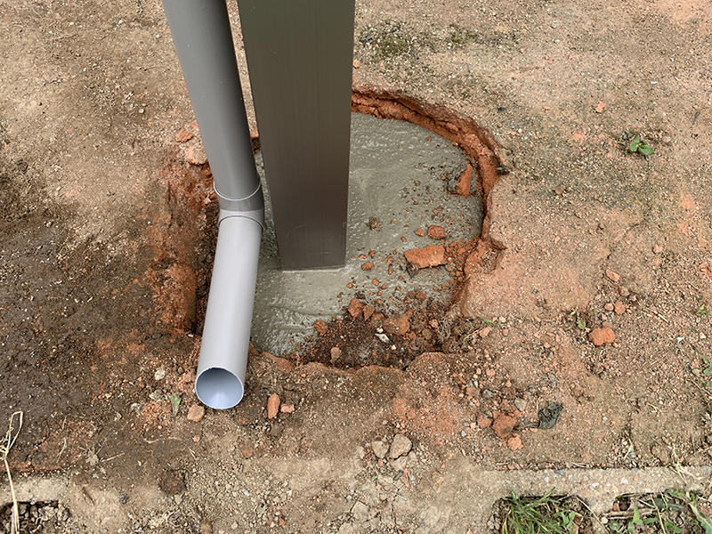 テラスリフォーム施工中　柱をコンクリートで固めます｜滋賀でリフォームするなら匠工房