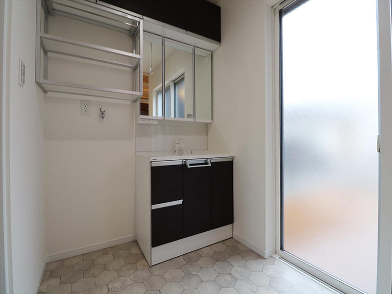 洗面化粧台　収納もしっかり取りました