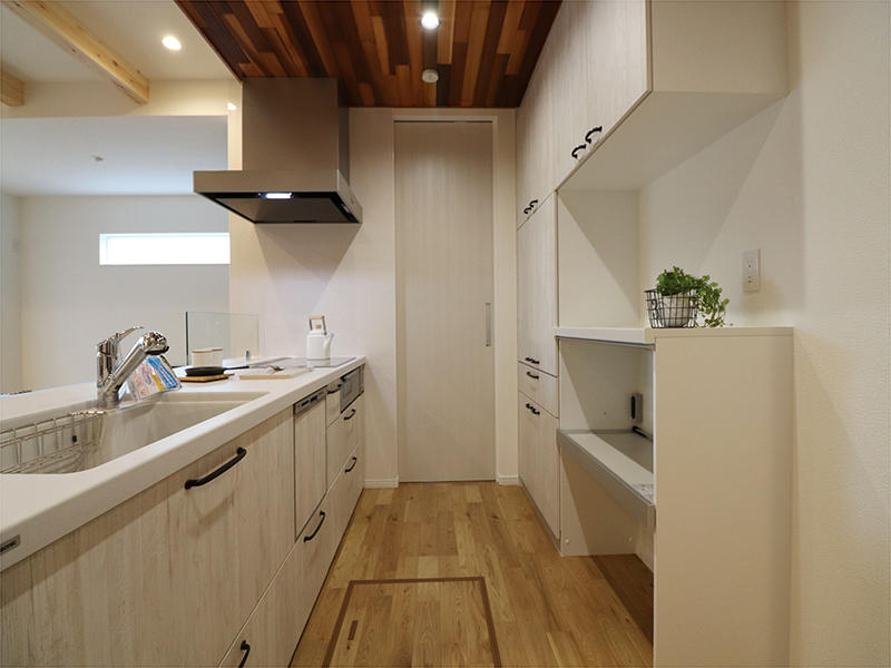 キッチン収納はたっぷりと