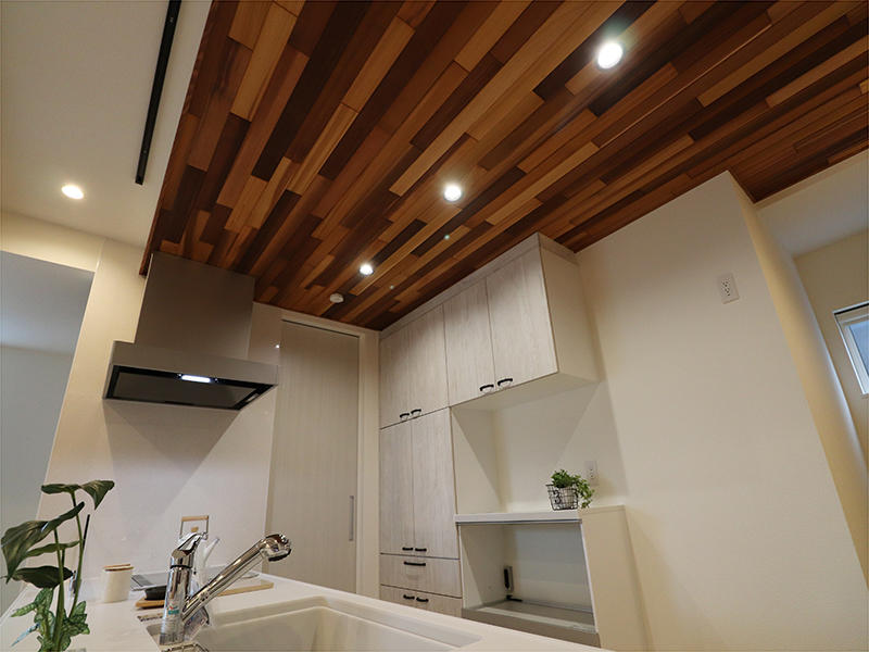キッチン天井にはレッドシダーを貼りました