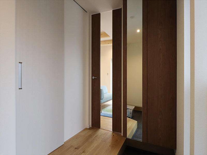 玄関収納と姿見