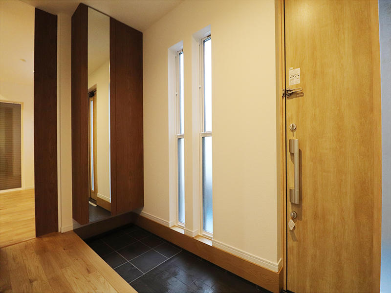 玄関は広々と取りました