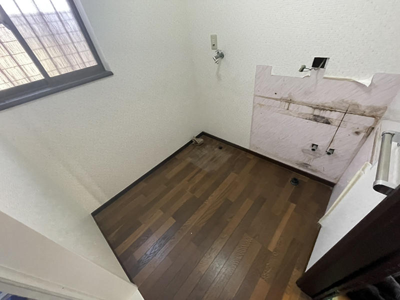 床リフォーム施工中　洗面台を外します｜滋賀でリフォームするなら匠工房