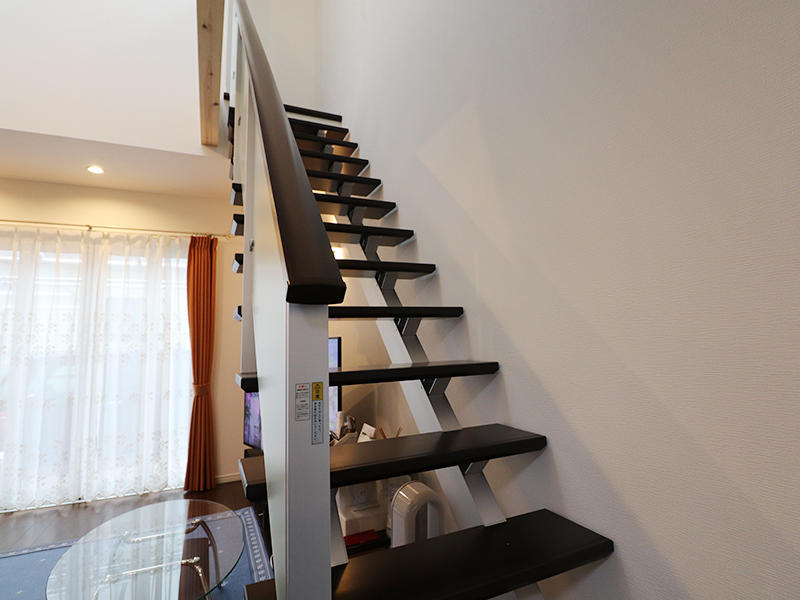 吹き抜け階段でおしゃれに