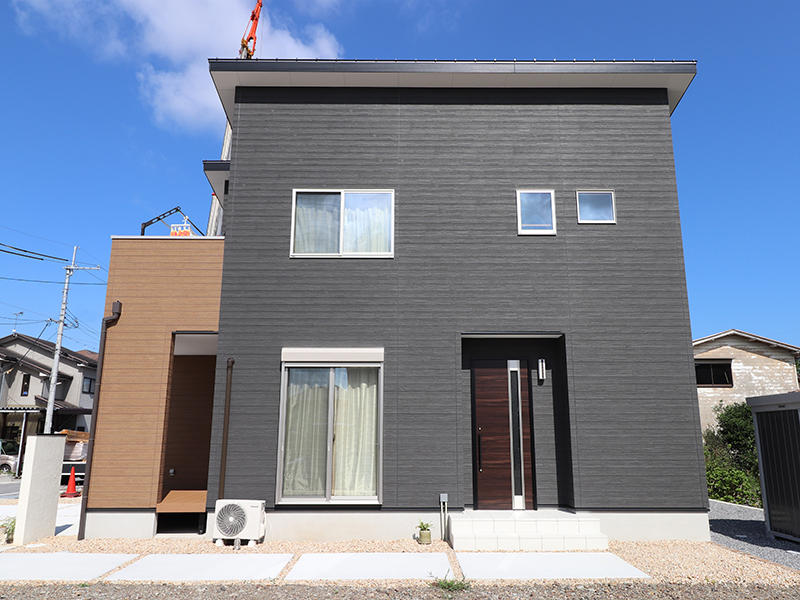 玄関は正面右側に