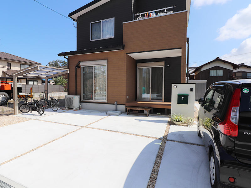 アプローチもポストが映えています