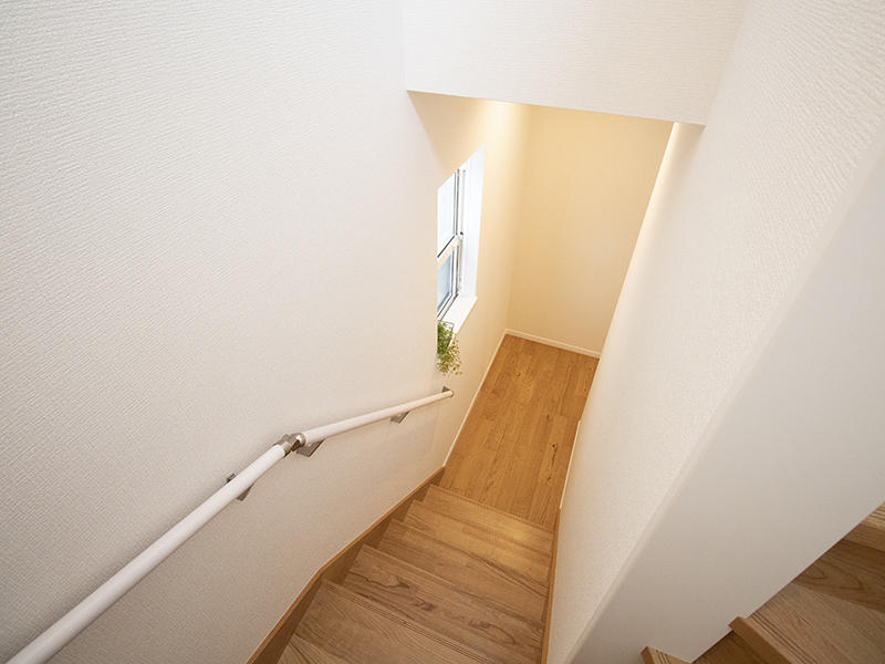 新築注文住宅完成2階　階段｜滋賀で家を建てる匠工房