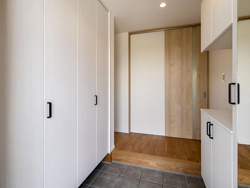 新築注文住宅完成1階　玄関収納｜滋賀で家を建てる匠工房