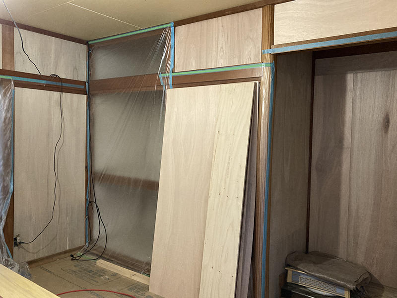 和室リフォーム施工中　ベニヤ下の上からクロスを貼ります｜滋賀でリフォームするなら匠工房