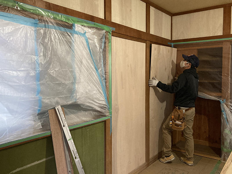 和室リフォーム施工中　聚楽壁にベニヤ板を貼ります｜滋賀でリフォームするなら匠工房