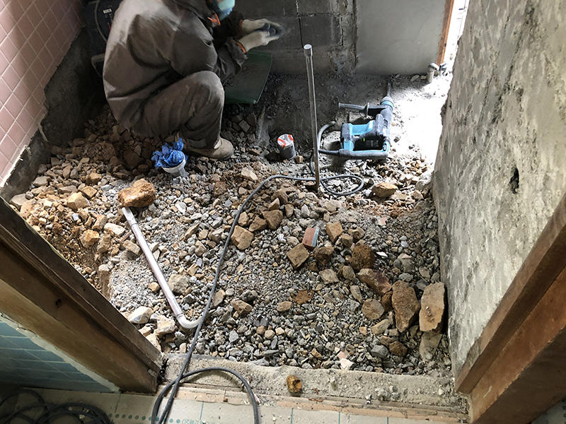 お風呂リフォーム施工中　お風呂（タイル）を解体｜滋賀でリフォームするなら匠工房