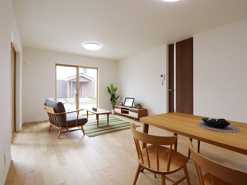 大きな窓のおかげで明るいリビングに