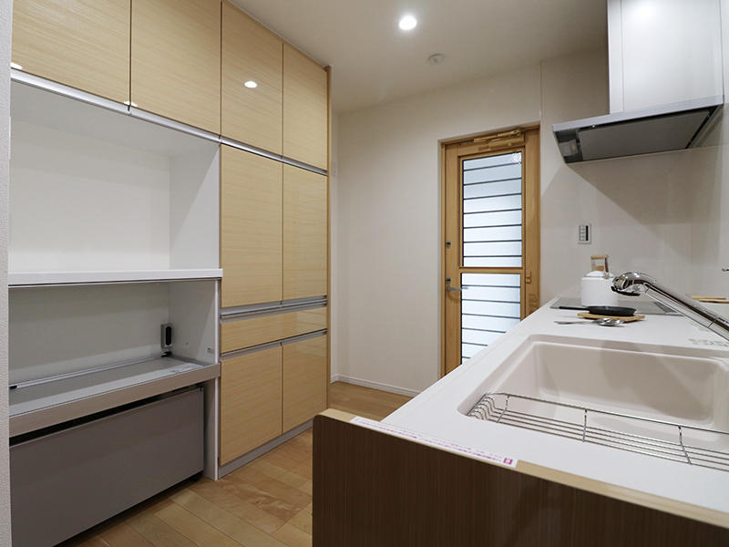 カップボード　キッチン収納はたっぷりと