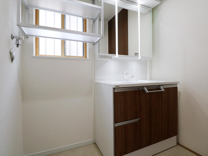 洗面台は白を基調とした明るい空間