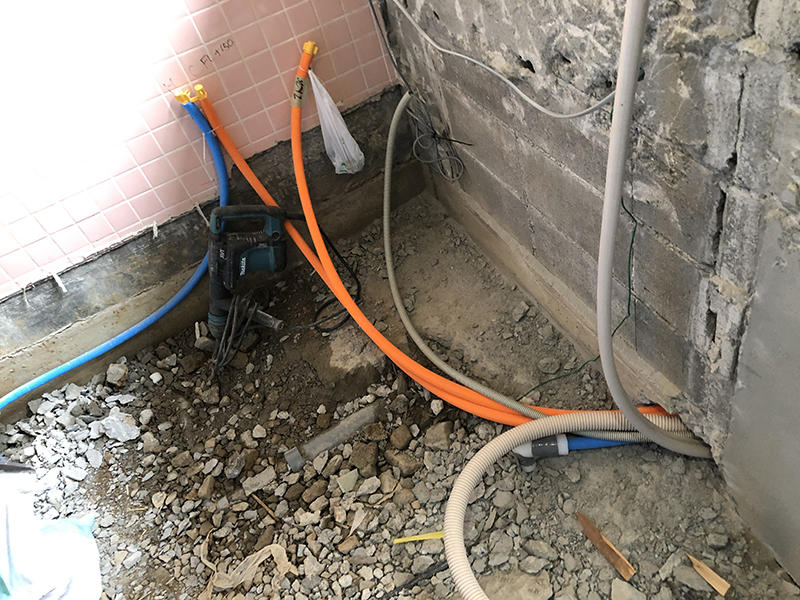 お風呂リフォーム施工中　お湯・水・排水の位置を変更｜滋賀でリフォームするなら匠工房