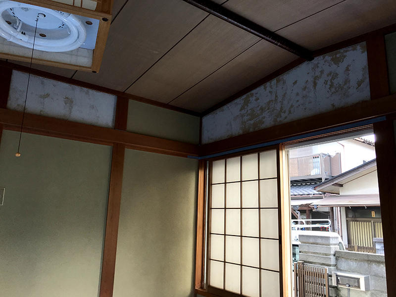 施工中　メラニンパネルを取り付け