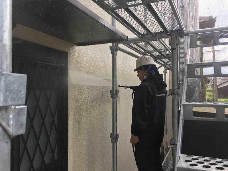 外壁塗装リフォーム施工中　外壁：高圧洗浄｜滋賀でリフォームするなら匠工房