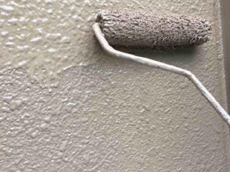 外壁塗装リフォーム施工中　外壁　上塗り　ガイソーウォール無機｜滋賀でリフォームするなら匠工房