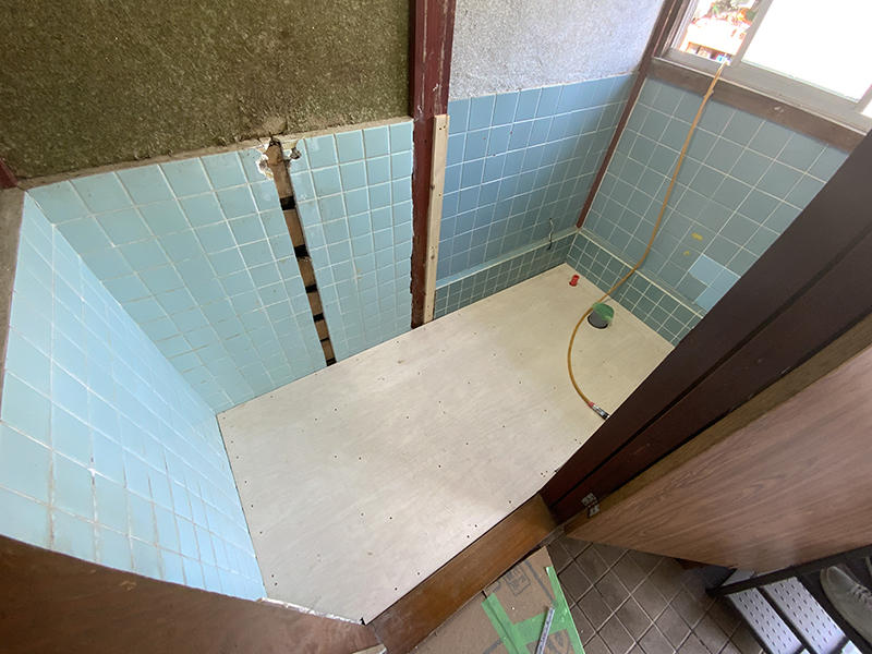 水まわりリフォーム施工中　トイレの床に下地をつくります｜滋賀でリフォームするなら匠工房