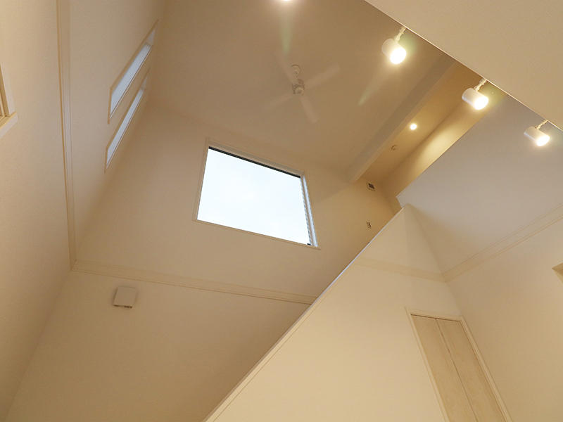 ゼロキューブ　吹き抜け上には大きな窓｜滋賀で新築建てるなら匠工房