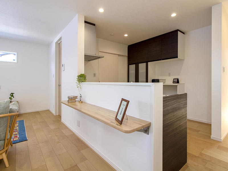 注文住宅新築事例　キッチン前のカウンター｜滋賀で家を建てるなら匠工房