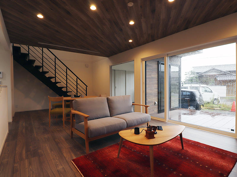 ゼロキューブ新築完成　リビング横にウッドデッキを｜滋賀で家を建てるなら匠工房