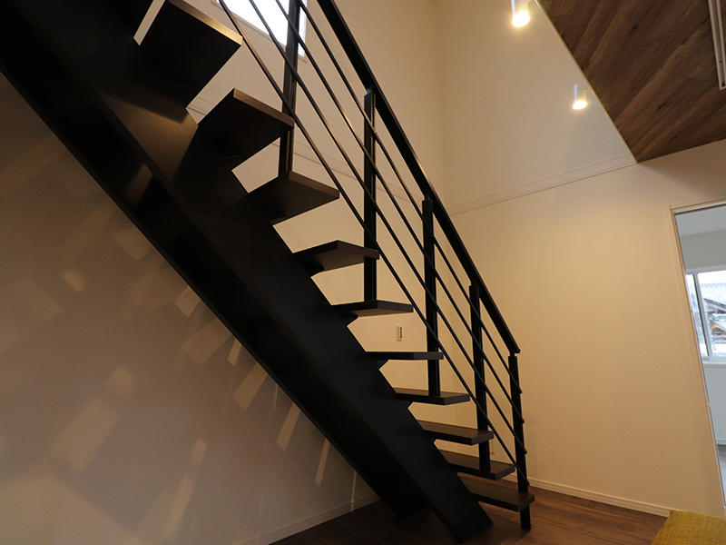 ゼロキューブ新築完成　リビング階段｜滋賀で家を建てるなら匠工房