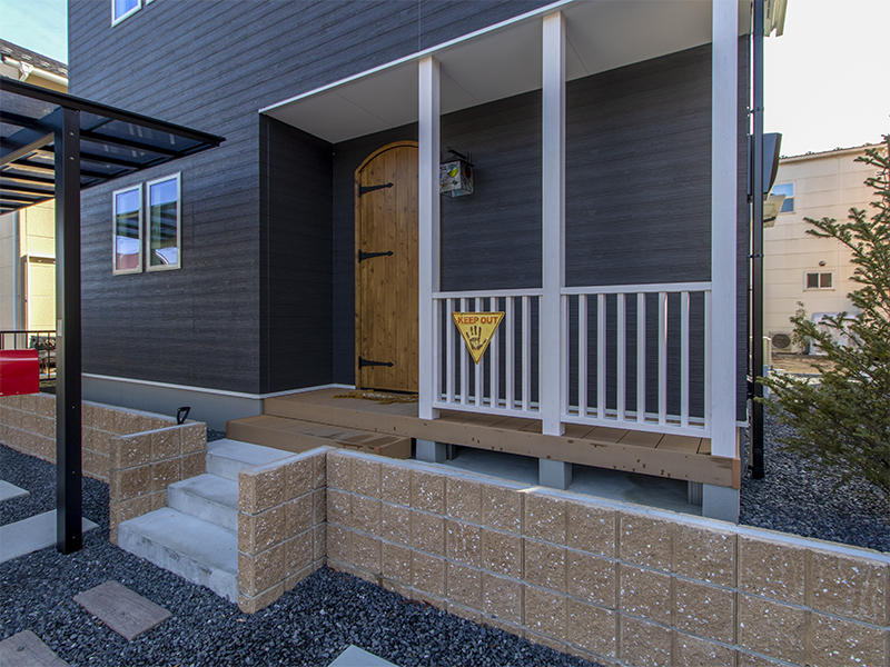 注文住宅新築事例　玄関にはデッキスペース｜滋賀で家を建てるなら匠工房