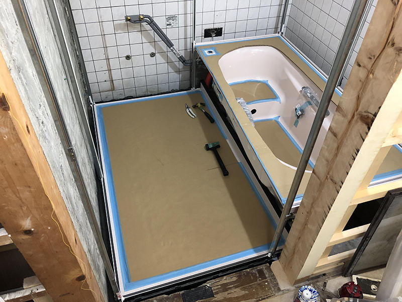 お風呂リフォーム施工中　システムバスを組み立てます｜滋賀でリフォームするなら匠工房