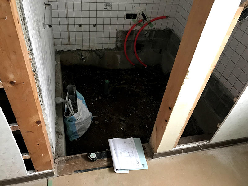 お風呂リフォーム施工中　在来（タイル）のお風呂を解体し、土を出しました｜滋賀でリフォームするなら匠工房