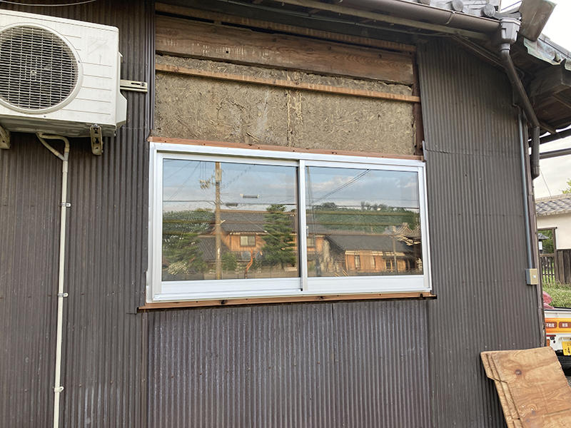 窓リフォーム施工中　外壁をめくりました｜滋賀でリフォームするなら匠工房