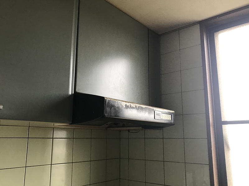 リフォーム前のレンジフード　キッチン