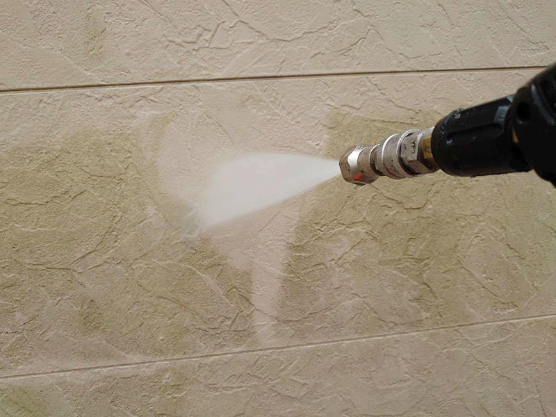 外壁塗装リフォーム施工中　外壁：高圧洗浄｜滋賀でリフォームするなら匠工房