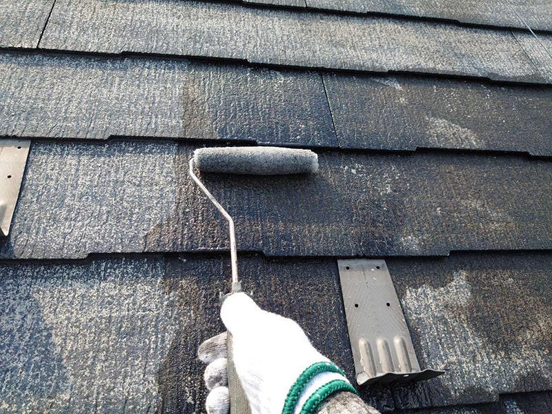 屋根塗装リフォーム施工中　屋根：下塗り　GWルーフシーラーマイルド｜滋賀でリフォームするなら匠工房