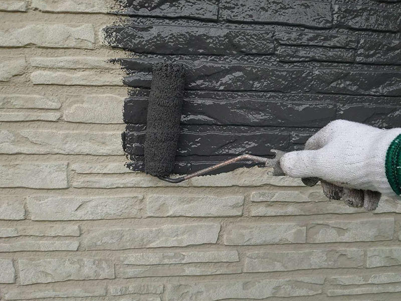 外壁塗装リフォーム施工中　外壁：中塗り　ガイソーウォール無機ACE｜滋賀でリフォームするなら匠工房