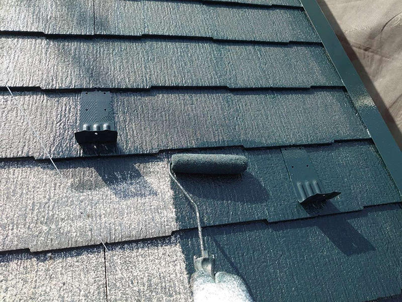 屋根塗装リフォーム施工中　屋根：中塗り　ガイソールーフガードネオMUKI｜滋賀でリフォームするなら匠工房