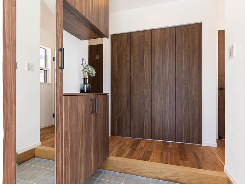 しっくいと無垢の家VENT完成 玄関|滋賀でリフォームするなら匠工房