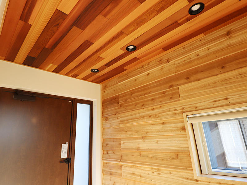 新築完成　玄関天井は羽目板でおしゃれに｜滋賀で家を建てるなら匠工房