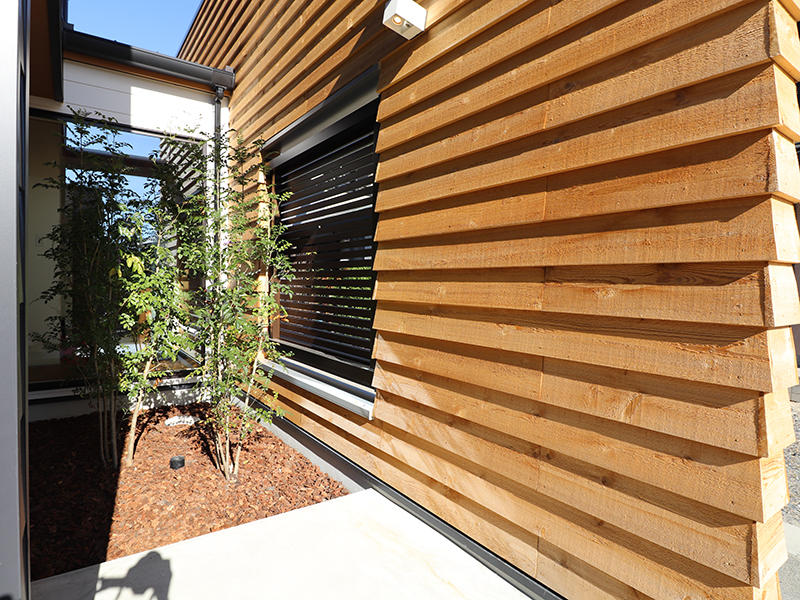 新築完成　中庭は木サイディングを使用｜滋賀で家を建てるなら匠工房