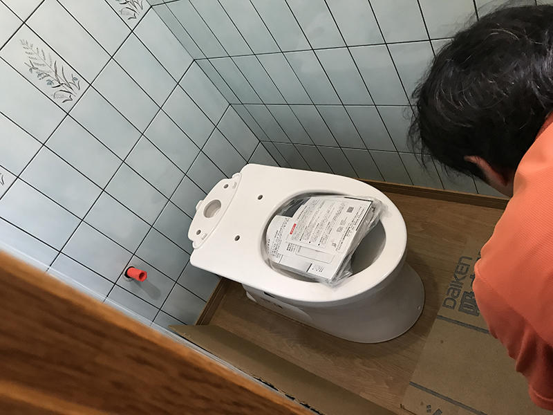 一体型トイレを取り付けます